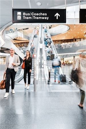 Escada rolante pública com tecnologias de economia de energia